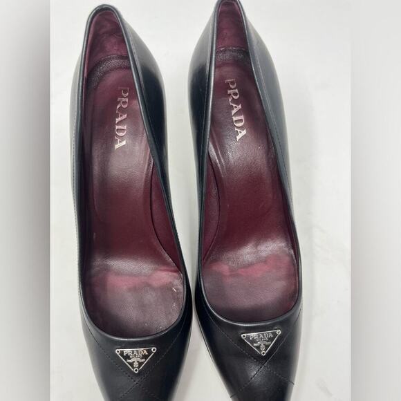 Prada Triangle Logo Black Leather Pumps Pointed TOE Kitten Heel size 38 EU 8 US - Picture 5 of 7